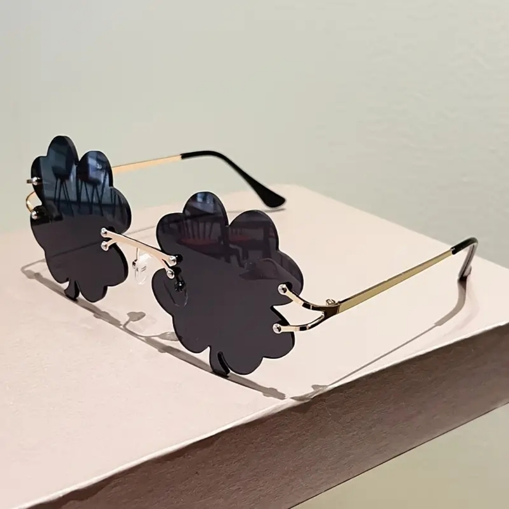 Unisex Stylish Black Clover Sunglasses
